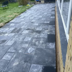 Ny fliseterrasse med store betonfliser anlagt ved bolig i Værløse