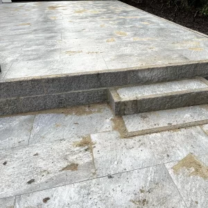 Fliseterrasse med granitkant og trin udført ved bolig i Gentofte