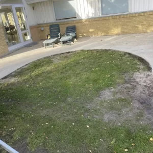 Fliseterrasse med herregårdssten lagt i buet form ved bolig i Kokkedal