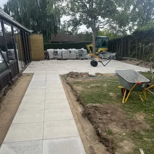 Terrasse med store betonfliser anlagt i Hørsholm