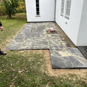 Ny fliseterrasse med store betonfliser udført i Farum