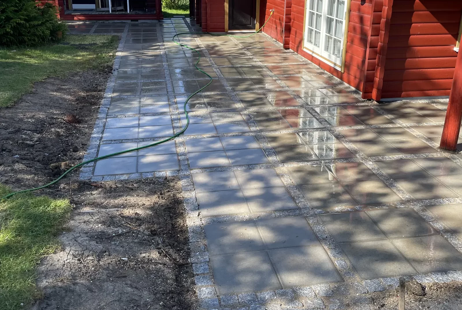 Ny terrasse med fliser udført af KJ Byg i Nordsjælland Ny terrasse med fliser bygget professionelt i Nordsjælland af KJ Byg