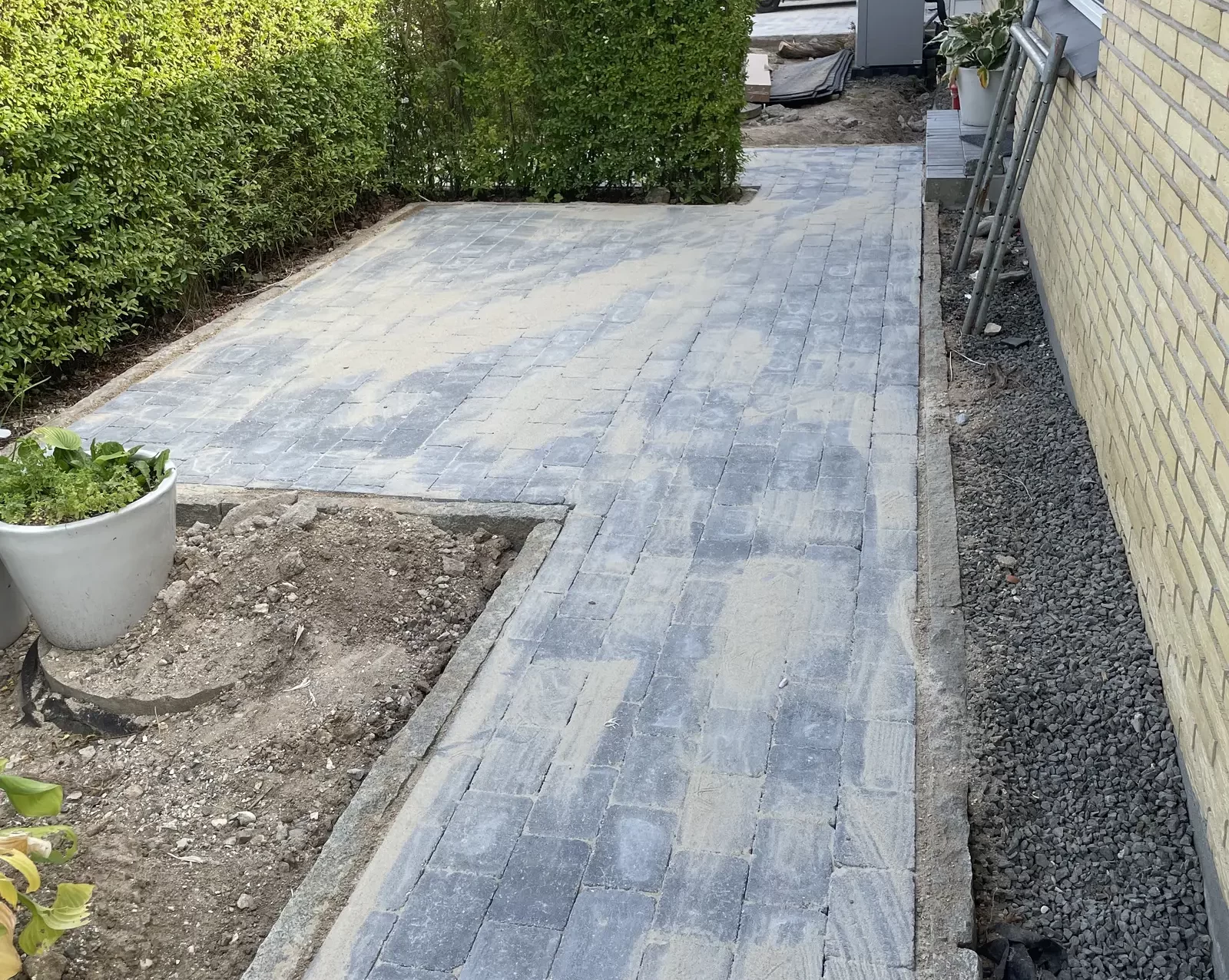 Fliseterrasse med korrekt opbygning og afvanding Ny fliseterrasse bygget i betonfliser af KJ Byg