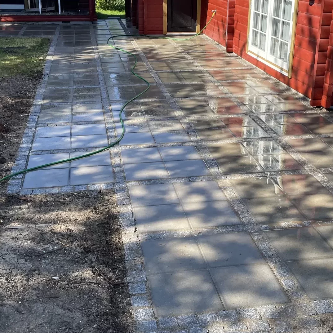 Ny terrasse med fliser udført af KJ Byg i Nordsjælland Ny terrasse med fliser bygget professionelt i Nordsjælland af KJ Byg