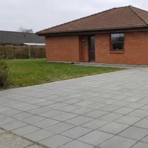 Professionel fliserens på Sjælland af grå indkørselfliser.