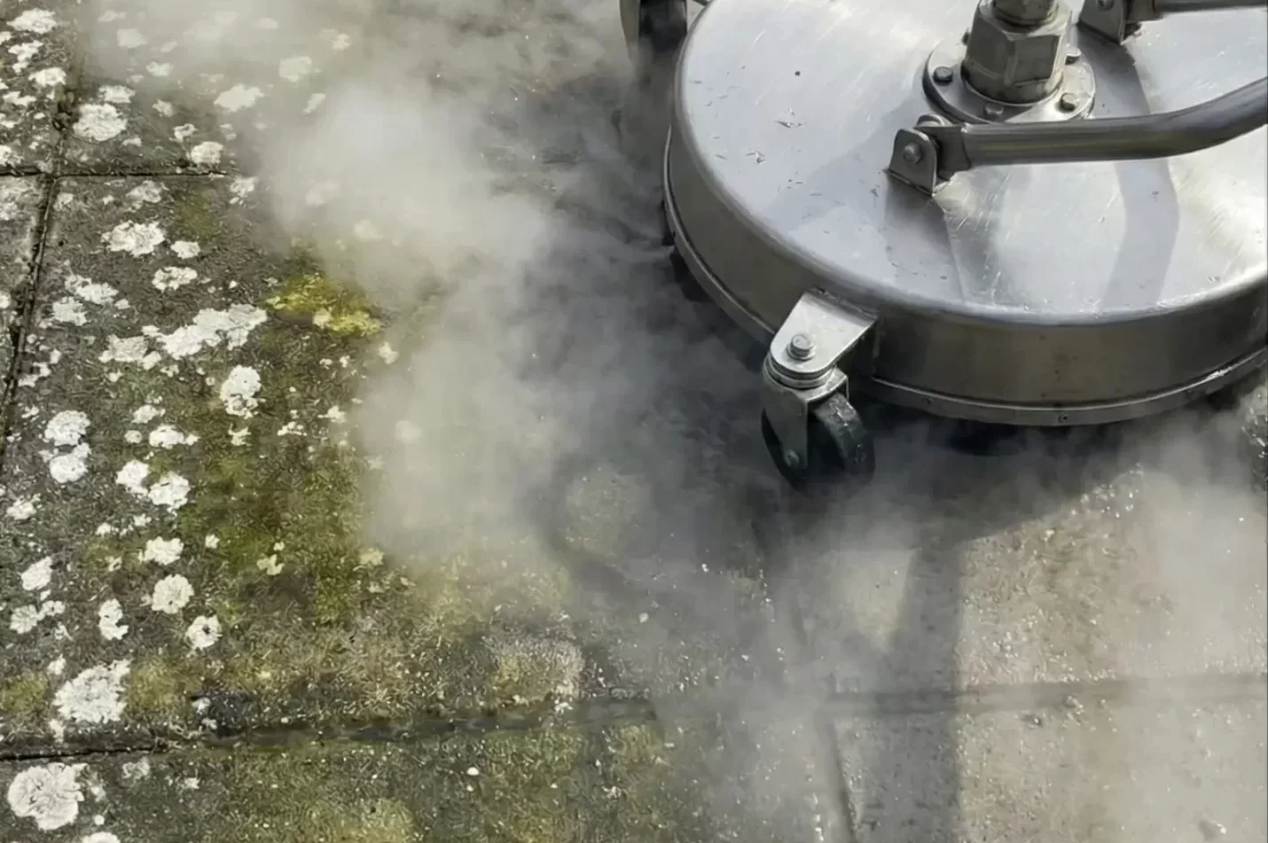 fjernelse-af-flisepest-hvide-pletter-sjaelland Effektiv fjernelse af hvide pletter (flisepest) på betonfliser med hedevandsrens.