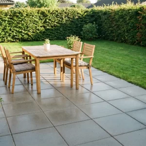 Stor fliseterrasse i en have i Veksø der har fået fliserens og imprægnering.