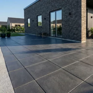 Moderne mørk fliseterrasse ved nybyggeri i Hillerød behandlet med fliseimprægnering.