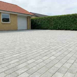 Renset og imprægneret indkørsel med herregårdssten ved parcelhus i Roskilde.